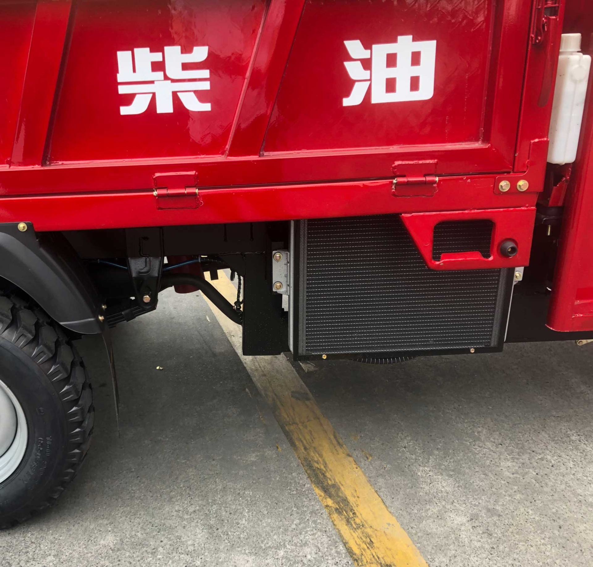 Water-Cooled Engine Semi Cab Tricycle with Double Lights and Strong Loading Capacity