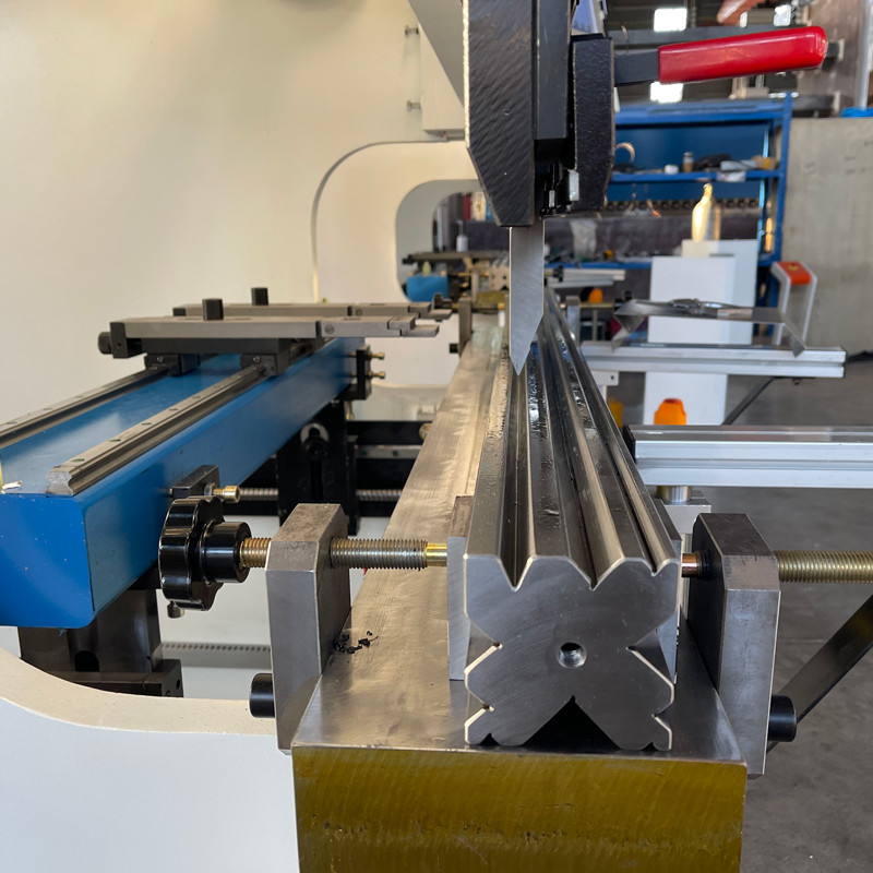 Carbon Steel 1000KN Torsion Bar Press Brake Net Weight 3000KG Main Motor Power 7.5KW 7MM