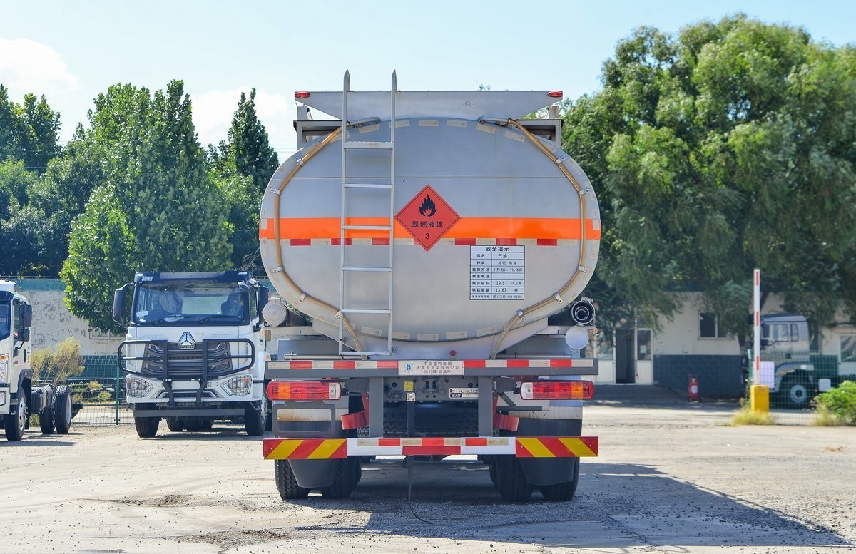 Safe Petroleum Transport With Customizable Oil Fuel Oil Delivery Truck 30cube
