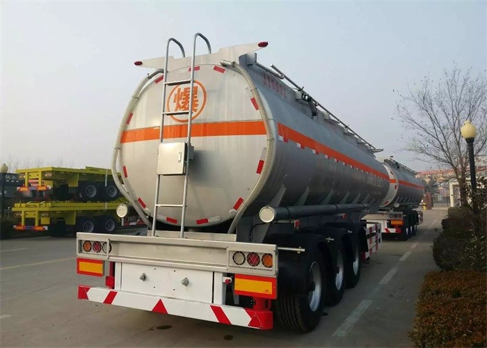 SINOTRUK 3 Axles Fuel Semi Trailer Truck Tri - Axle Tank Capacity 40 - 60 CBM