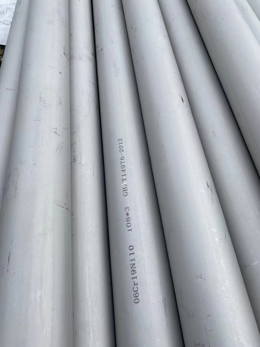 High Pressure Resistance Round Customized Size 201 304 304L 316 316L Stainless Steel Pipe
