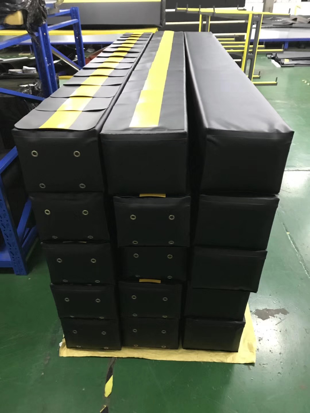 Thermal Insulated Dock Door Shelters Loading Bay Energy Saving Sponge Customized