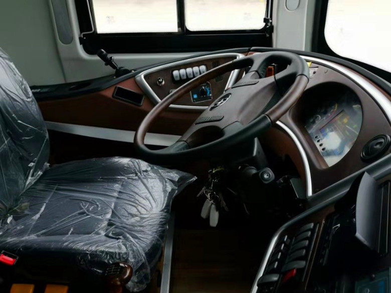 LHD/RHD Cummins 375HP Euro5 51+2 Seats Luxury Coach Bus YBL6128SD for Africa