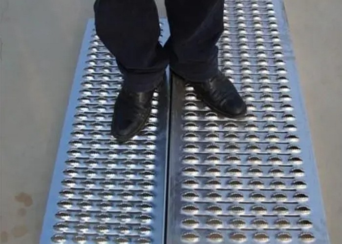 Traction Tread Plank Grating Dimple Perforated Slip Resistant Metal Floor Plate With Round Hole For Flooring Walkway
