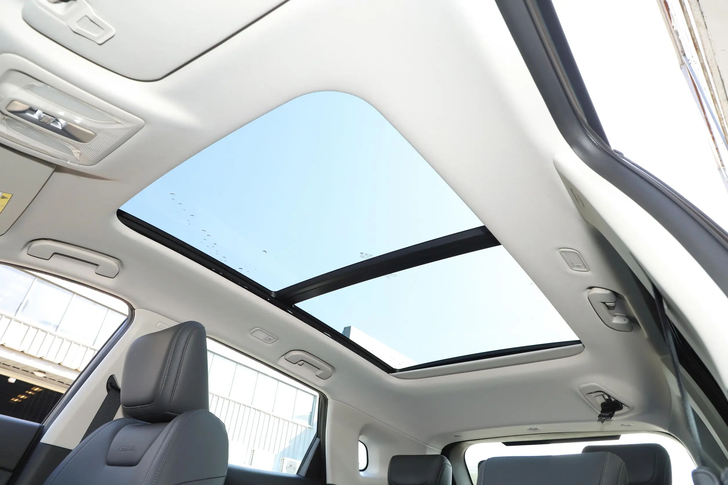 Dongfeng Family Auto's Style SUV 2024 Upgrade Version with Maximum Power of 200-250Ps and Minimum Grand Clearance of 10°-15°