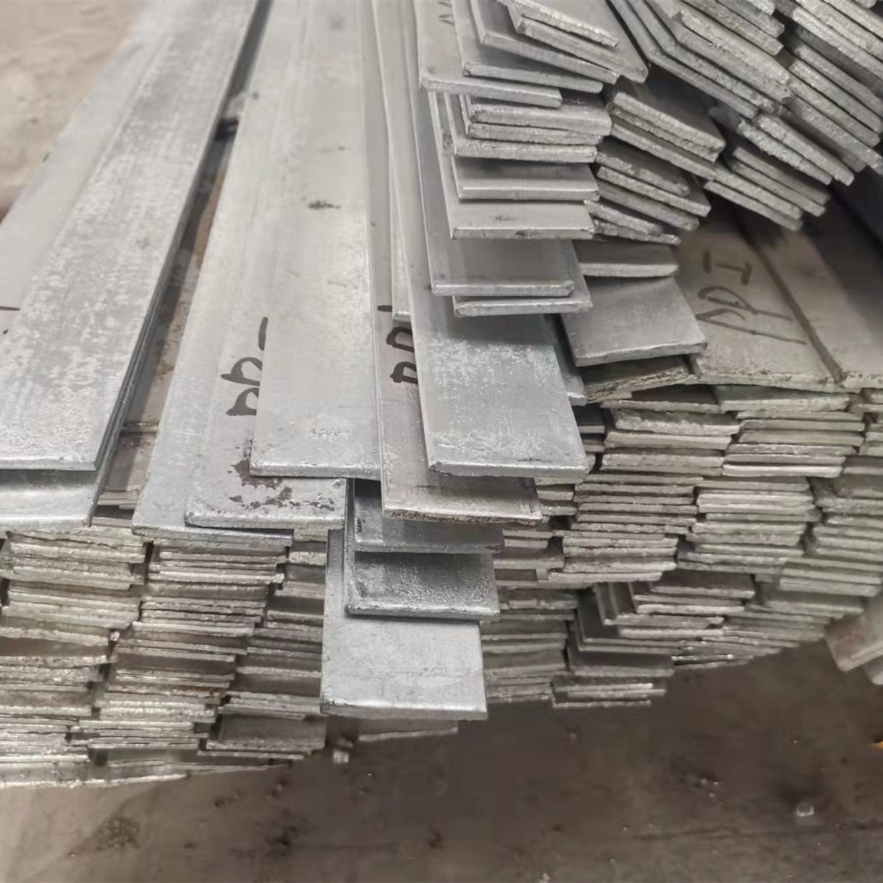 Mild Steel Galvanized Carbon Steel Flat Bar Iron SS400, St37-2 S235JR Q235 50*5*6000MM