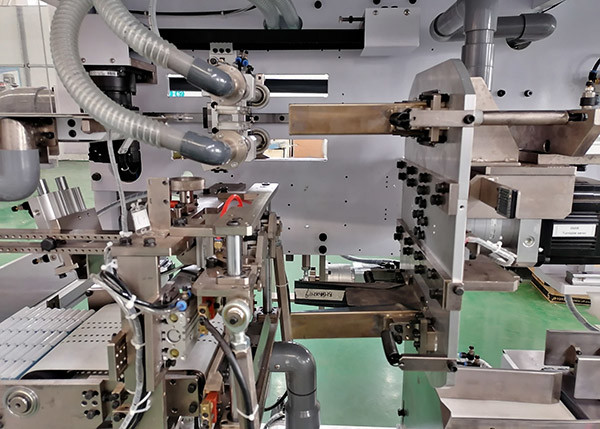 Automated Sanitary Pads Packaging Machine , High efficient , Making bag online , servo control