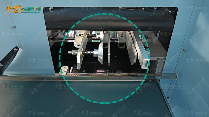 Automatic one color plastic round bottle screen printing machine.