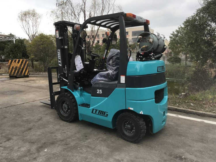 EPA Approval 2.5 Ton Pallet Forklift Trucks Enclosed With NissanK25 Engine