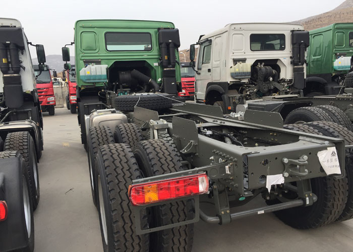 Capacity 25 - 40 Tons Cargo Truck Chassis SINOTRUK HOWO ZZ1257N4641W TR691 Tyre
