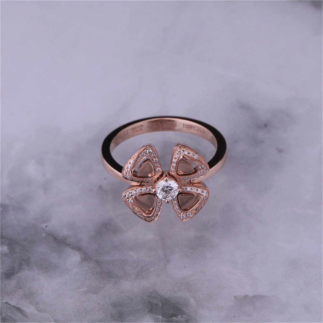 Roman Love Flower Ring Fiorever 18 kt Rose Gold Ring set with a central diamond and pavé diamonds