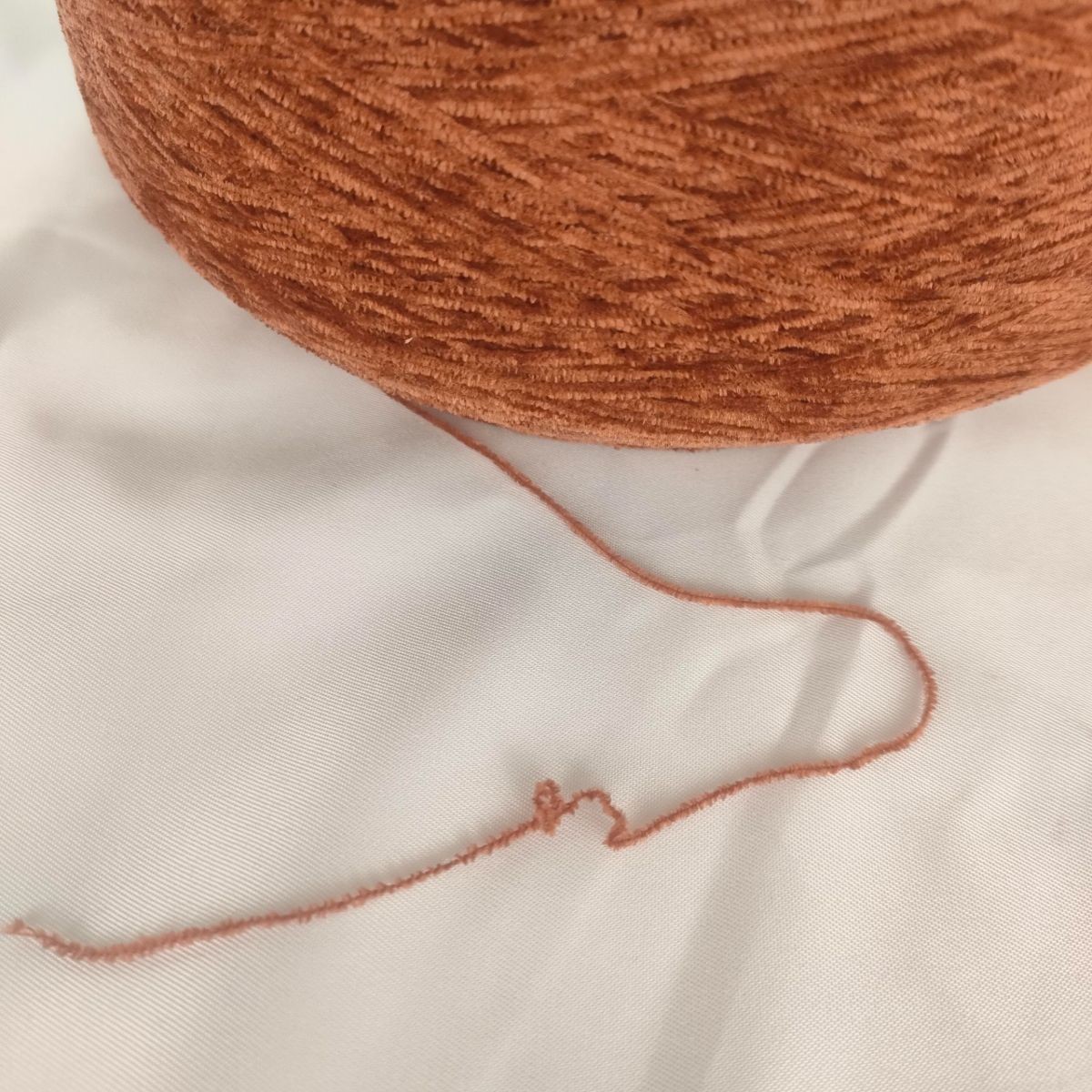 100% Polyester Dyed Yarn in Customized Color Chenille Yarn for Knitting