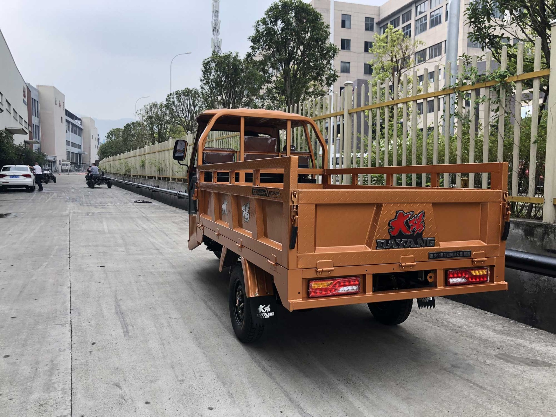 Hydraulic Rear Brake Standard Size Motorized Cargo Cabin Tricycle for Cooling Mode