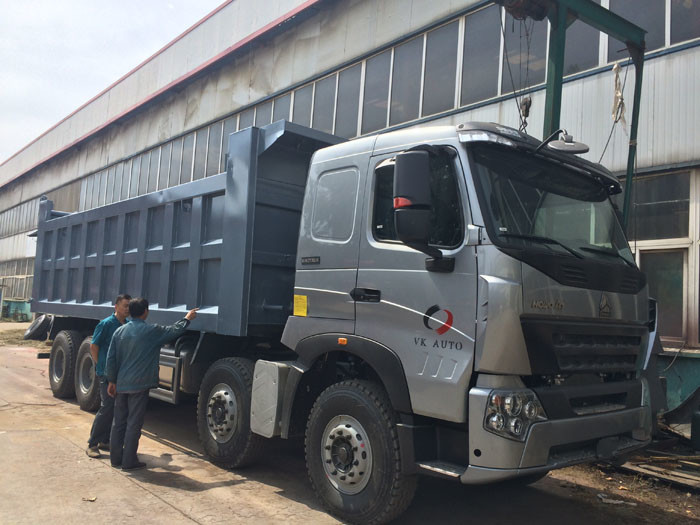 SINOTRUK HOWO A7 8X4 Heavy Duty Dump Truck For Construction ZZ3317N3867N1