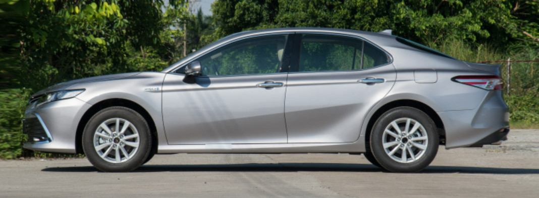 Toyota Camry 2022 dual engine 2.5HE elite Plus version 4 Door 5 seats 3 space Medium car