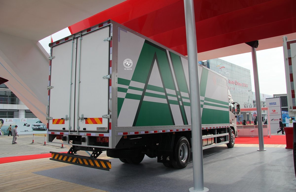 Small Enclosed Box 4x2 Drive Wheel Logistics Transport Cargo Truck with 270hp Horse Power