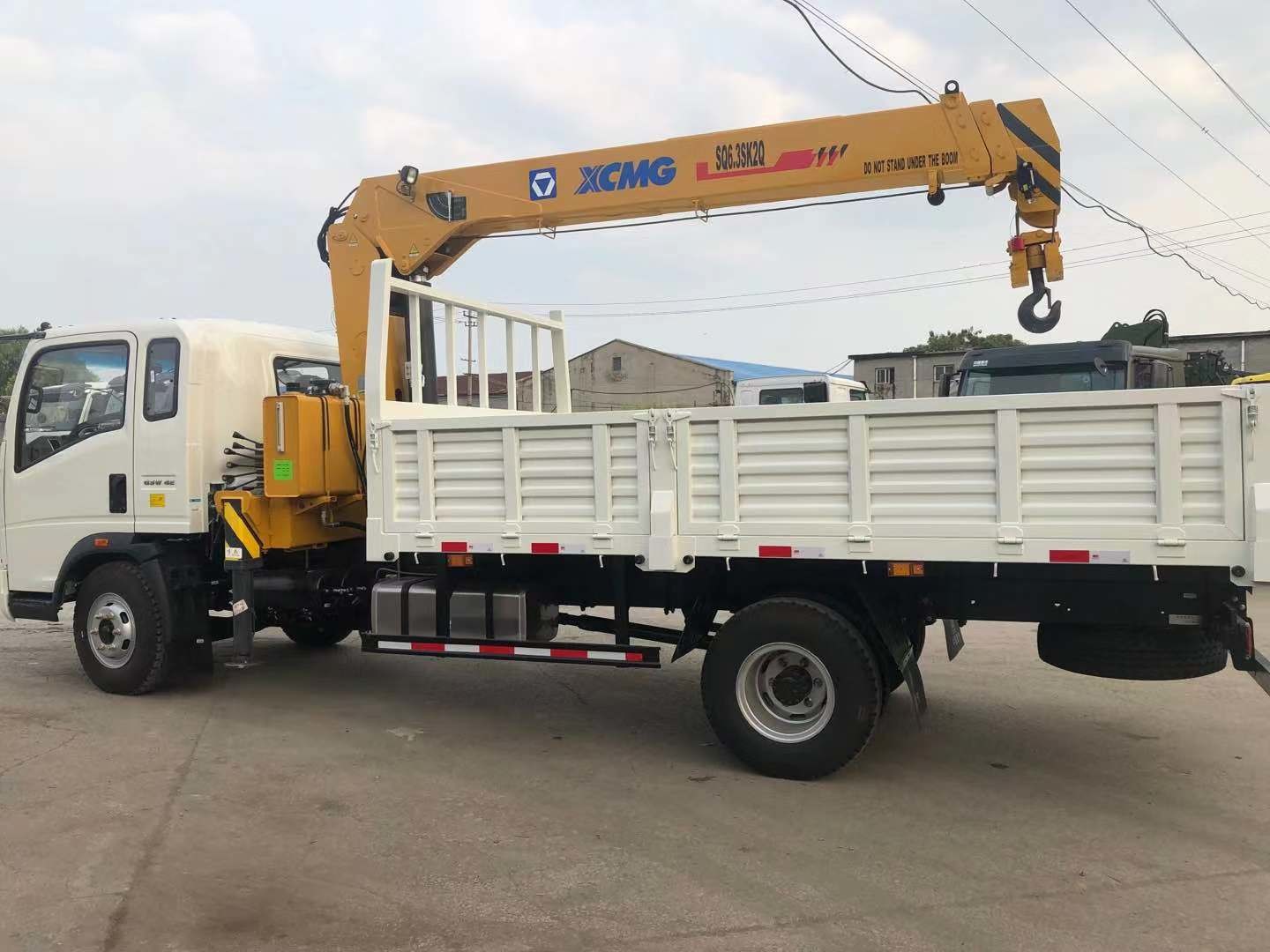 Sinotruk xcmg 15T Truck Mounted Crane Lorry Crane Truck With Crane Pickup Truck RHD