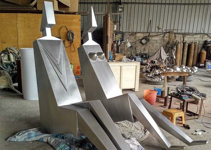 Contemporary Metal Garden Sculptures Couple Figures Matt / Sandblasting Finishing