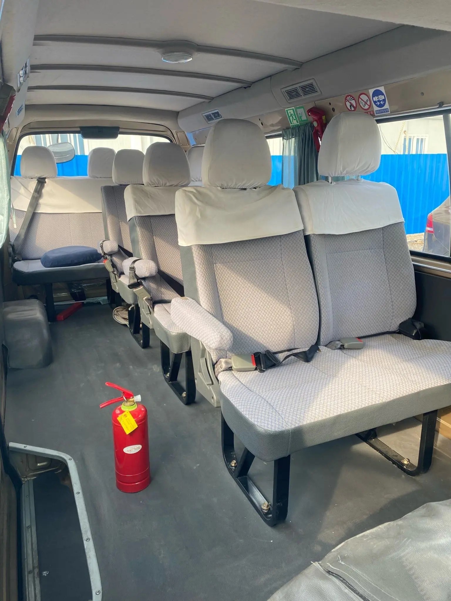 Cheap Second Hand Minibus Sliding Window External Swinging Door 11 Seats 2017 Year Golden Dragon XML6532