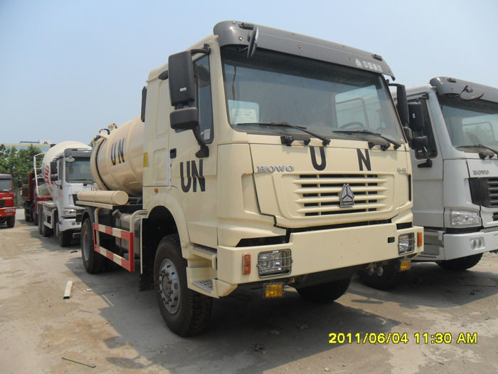 SINOTRUK HOWO Sewage Suction Truck 10000L LHD 4X2 , Liquid Waste Trucks