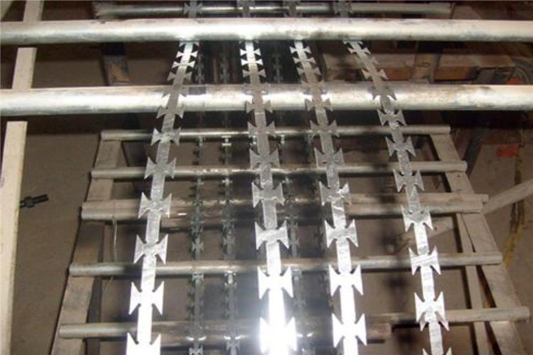 Welded Bto 22 Razor Wire Mesh Fence 50mmx100mm Hole Opening
