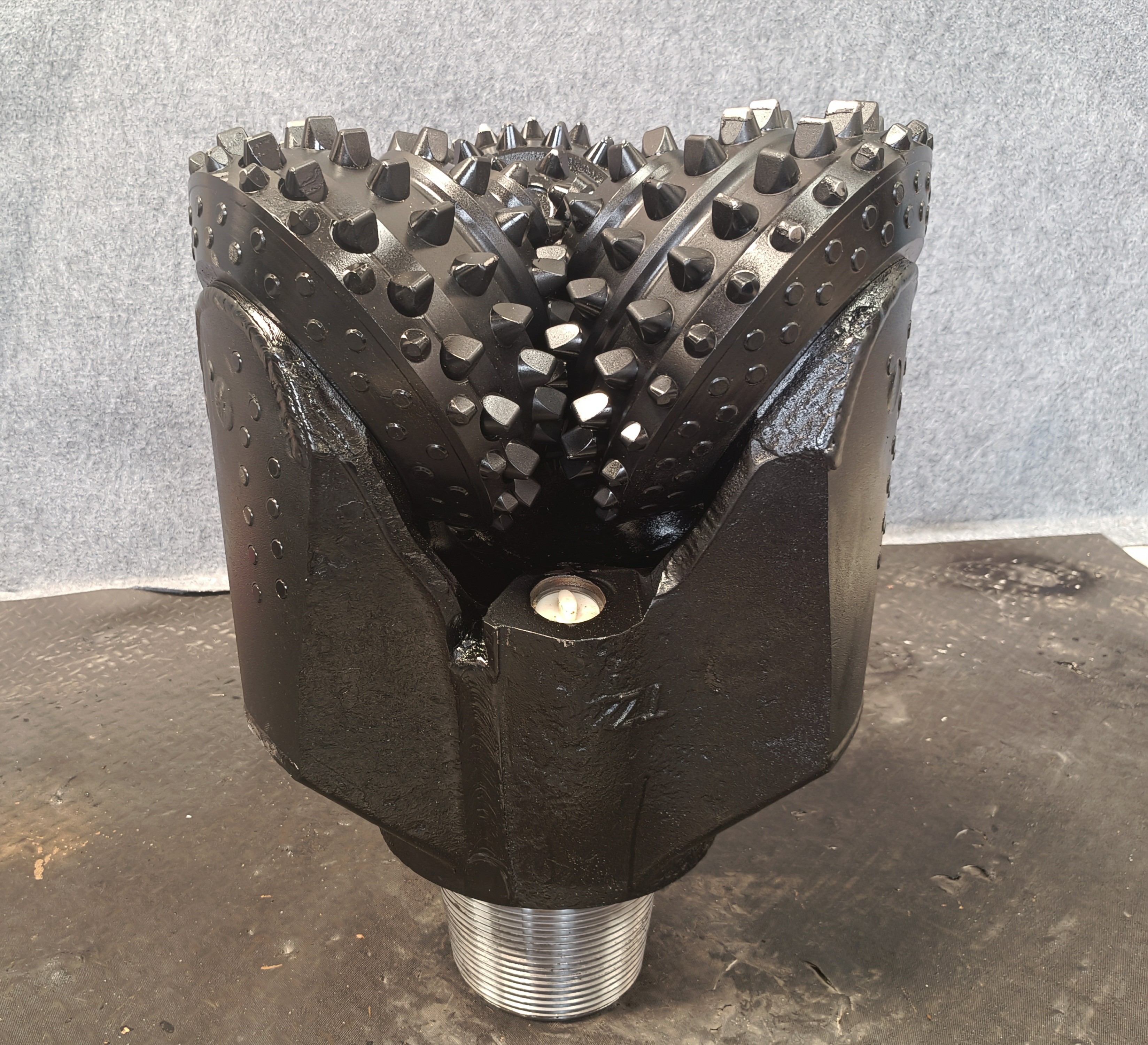 16（406.4mm）Rotating Cone Rock Roller Drill Bit 3 Cutters For Efficient Drilling
