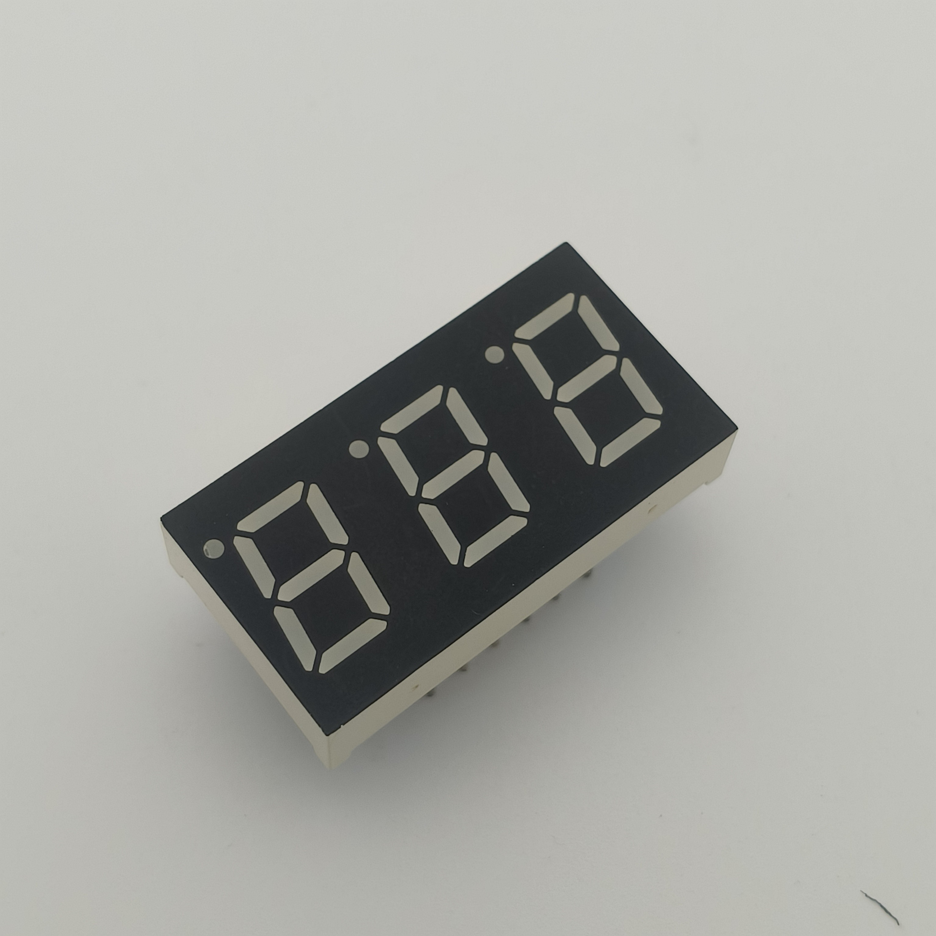 0.4 Inch Ultra Bright Red 7 Segment LED Display Triple Digit Common Anode