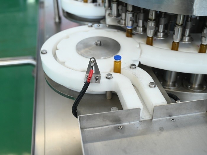 Pharma Filling And Capping Machine For Glass Vials PET Plstic Bottles With Inspection System