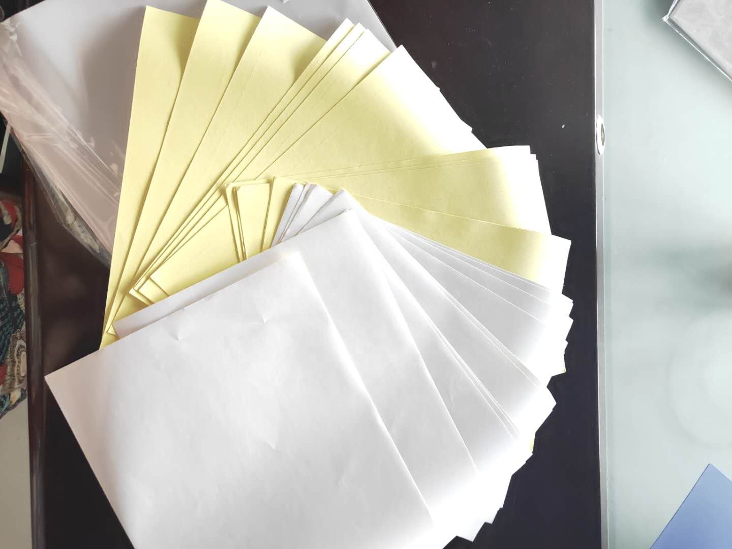 Moisture Proof Glossy Self-Adhesive Sticker Paper Roll for Business Shopping Purposes
