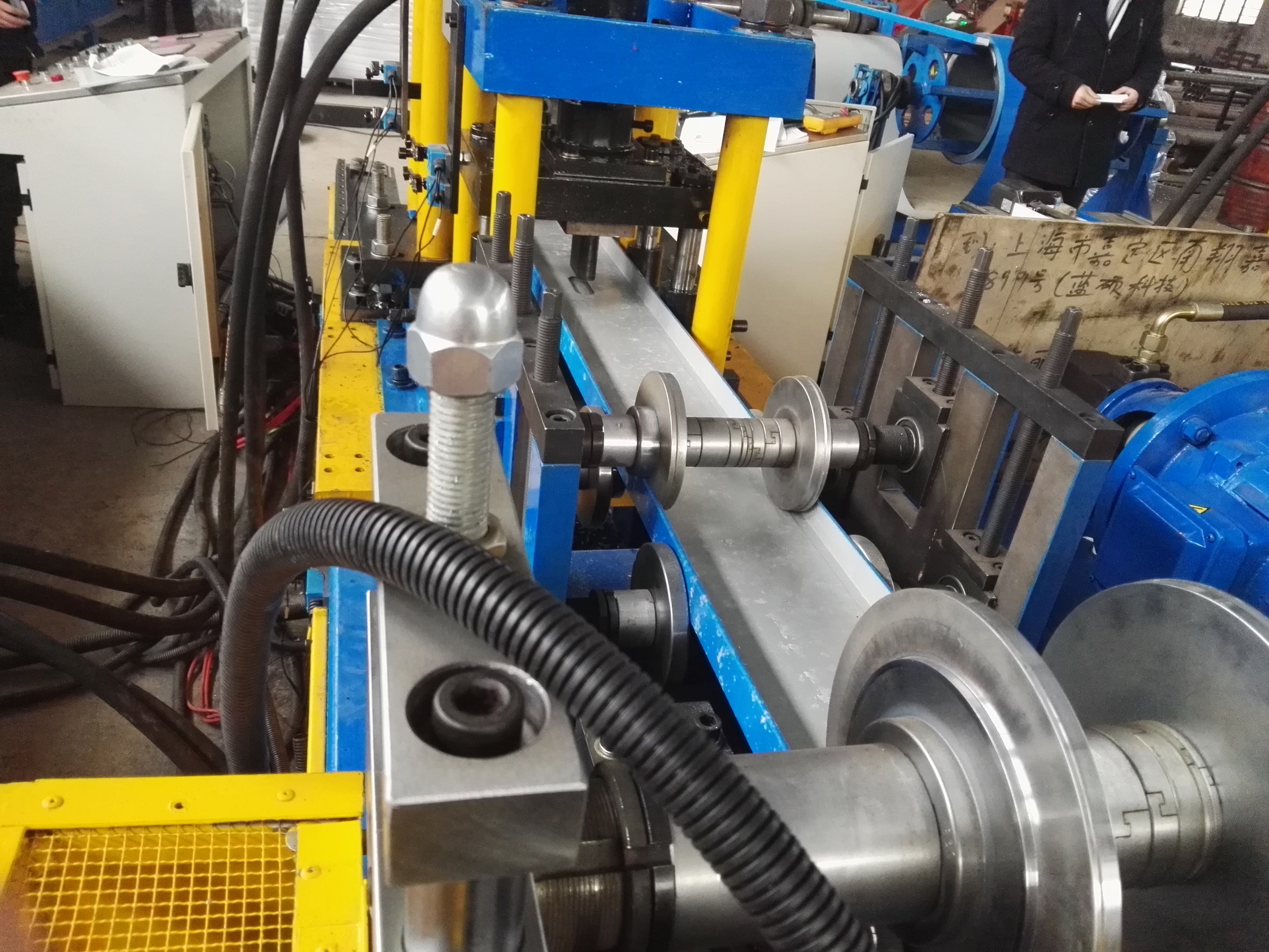 Light Weight Truss Furring Channel Steel Roll Forming Machine With Non Stop Cutting