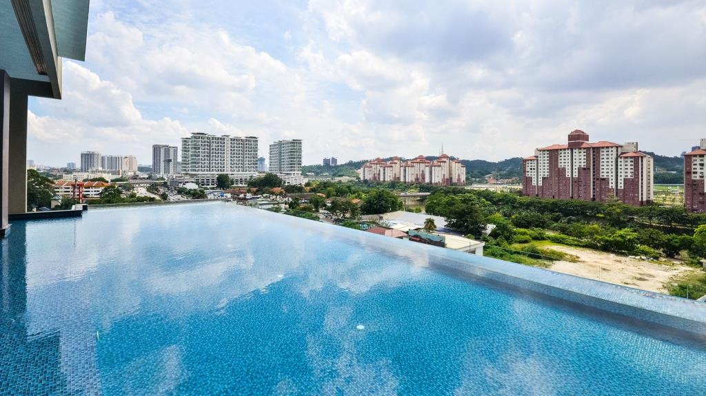 Air Pump Accessories Included Thick Glass Swimming Pool with High Light Transmission