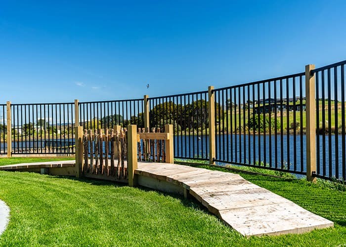 Simple Installation 2.1m Steel Tubular Fencing 3-Rail Design Residential