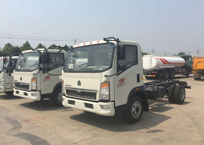12 Tons HOWO Light Duty Commercial Trucks White Color 116HP Engine 4×2 Drive