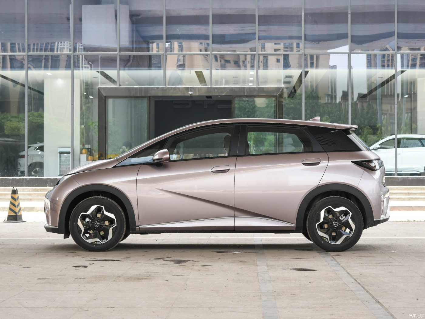 The China-made five-door five-seat new-energy hatchback BYD Dolphin has a range of 405 kilometers used car
