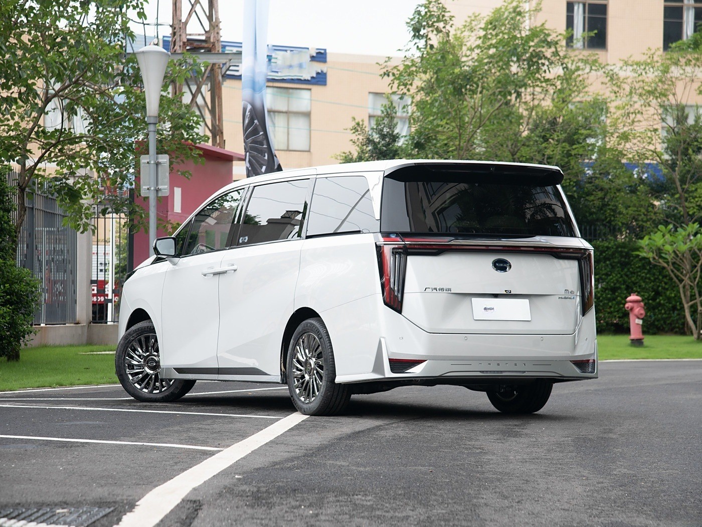 GAC M8 Trumpchi Car MPV Fast Electric New Energy Vehicle 180Km/h