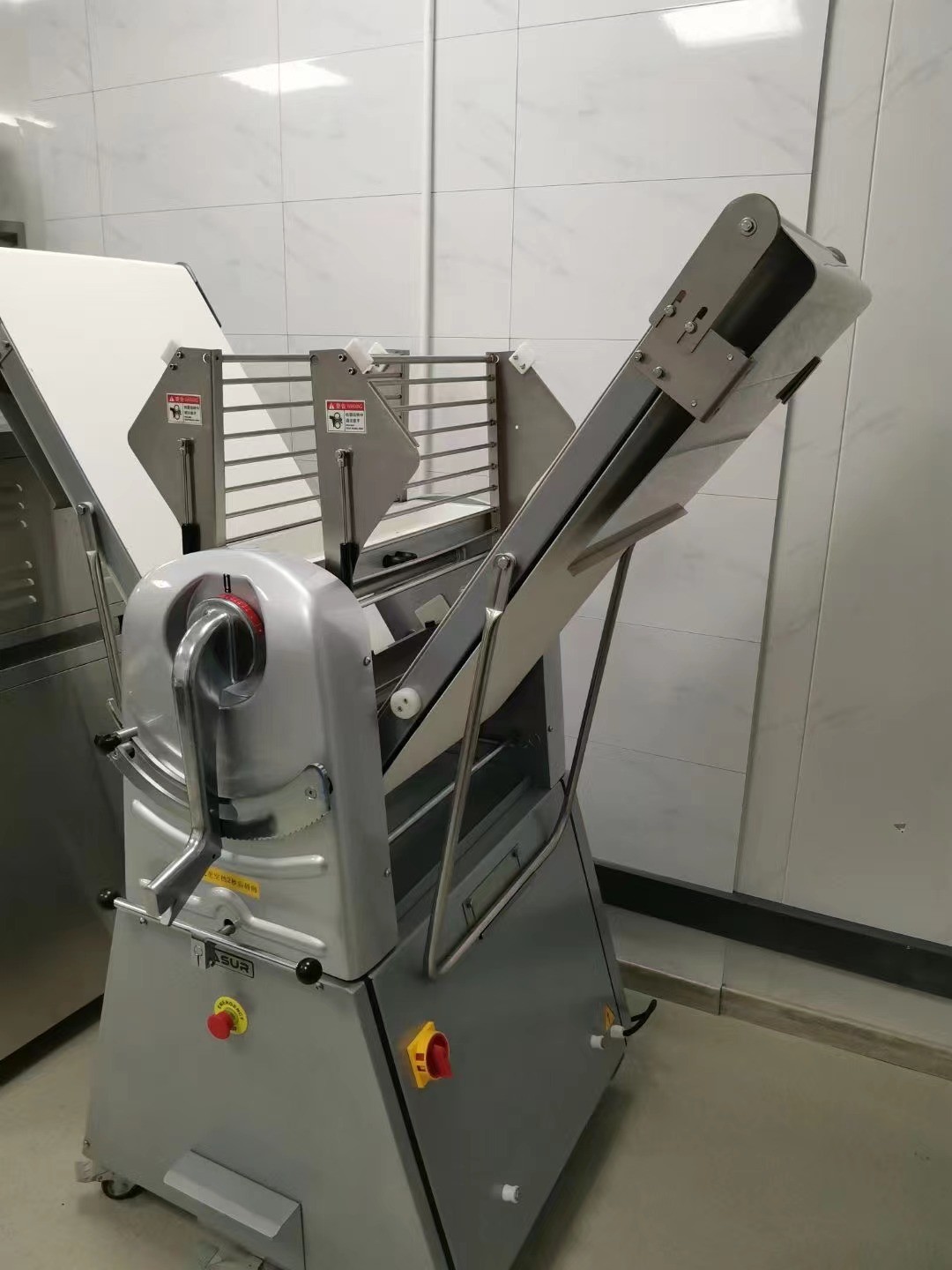 Revisable Pastry Dough Sheeter Machine Croissant Puff Making European Style Heavy Duty 0.75kw