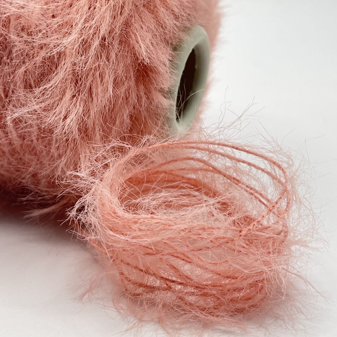 FLUFFY DYED NYLON EYELASH FEATHER YARN FOR KNITTING SWEATER