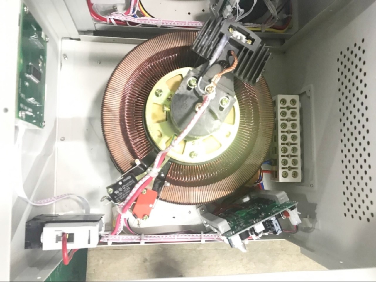 Copper / Alumimum SVC-0.5KVA~30KVA Avr Voltage Regulator Stabilizer IP20-54