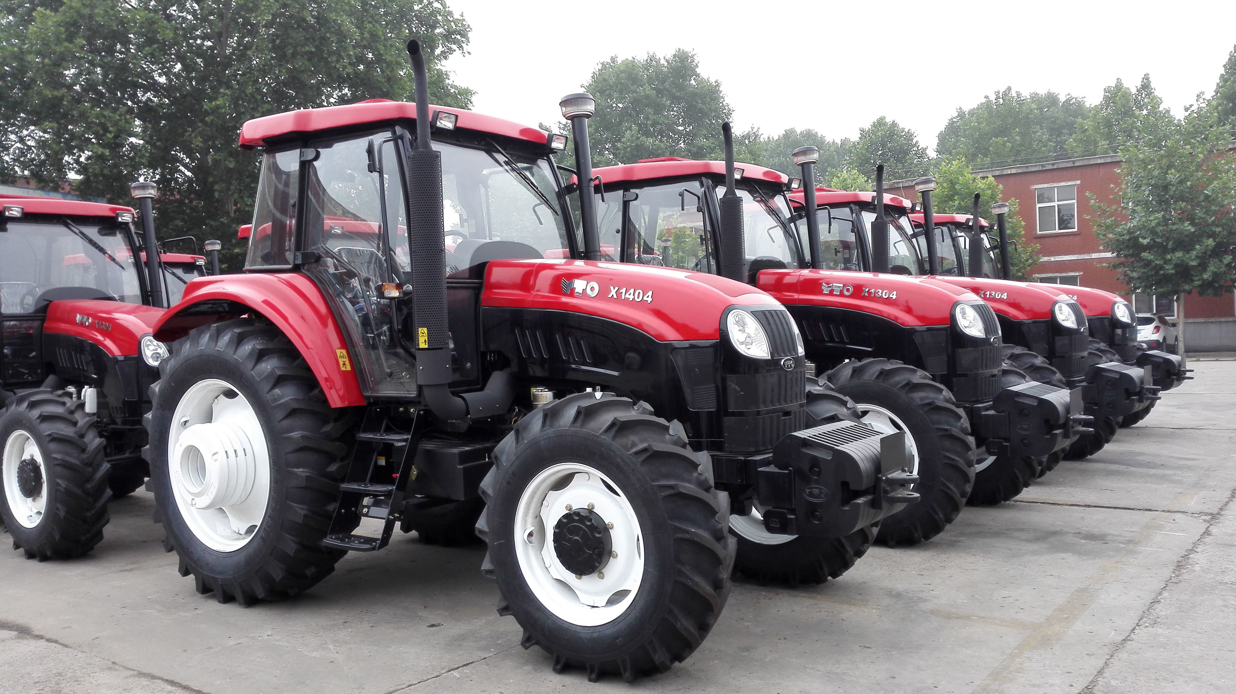 130hp Four Wheel Drive Tractor , 2300r/Min Wheel Horse Lawn Tractor