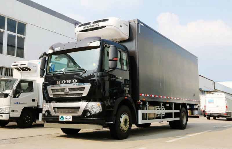 SINOTRUK HOWO T5G 240horsepower 4*2 refrigerator truck 7.72M 44CBM MAN ENGINE