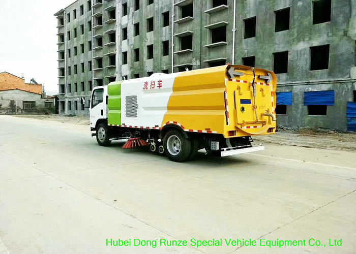 ISUZU EFL 700 Street Washing And Sweeper Truck With Brushes High Pressure Water