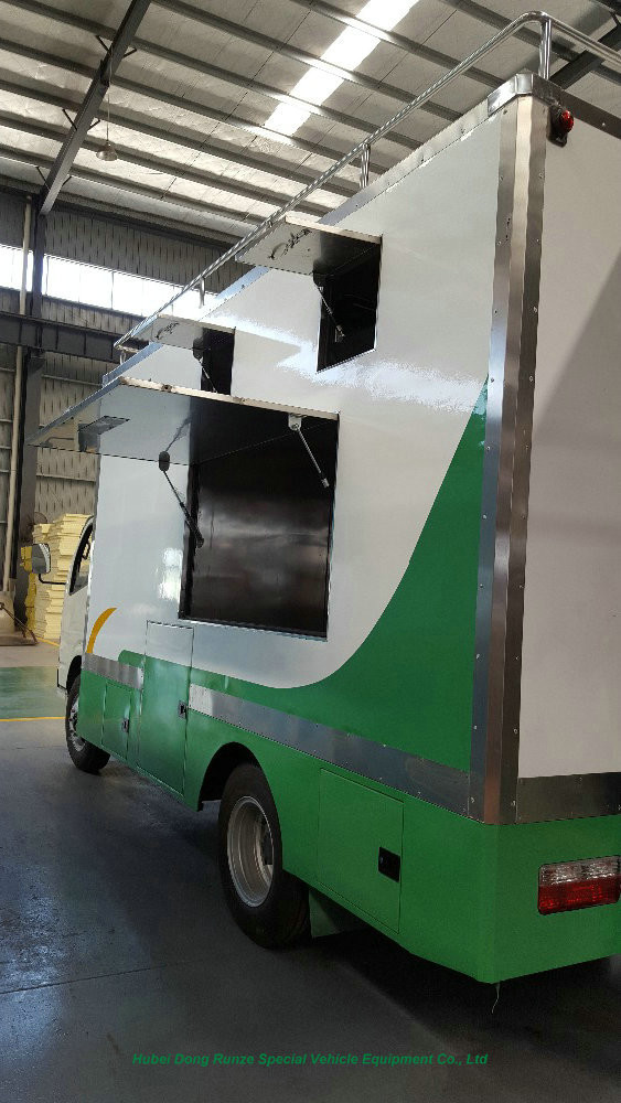 DFAC RHD / LHD 4x2 / 4x4 Mobile Kitchen Truck For Food Cooking And Selling