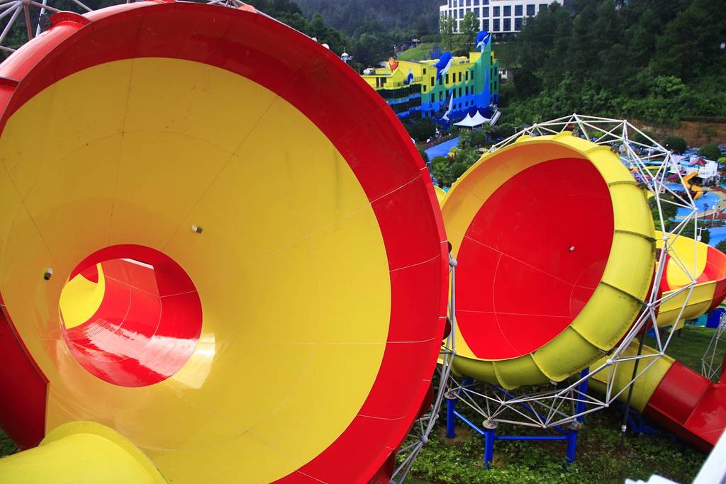 Funny Outdoor Park Water Slide Fiberglass Tantrum Valley For 480 Riders Per Hour