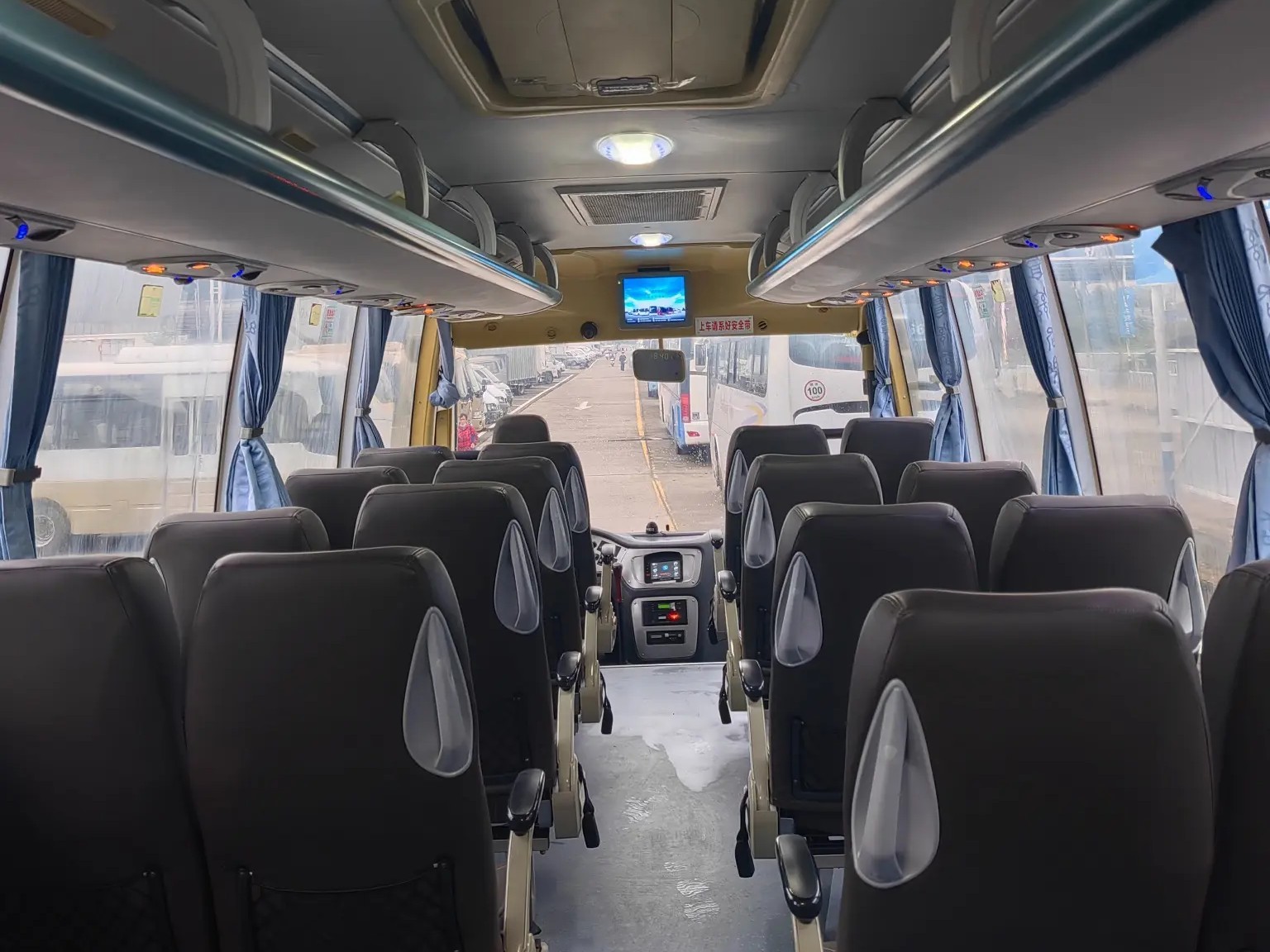 Used Shuttle Bus 26 Seats Sealing Window 8.5 Meters 220hp Engine Manual Transmission Kinglong Bus XMQ6859