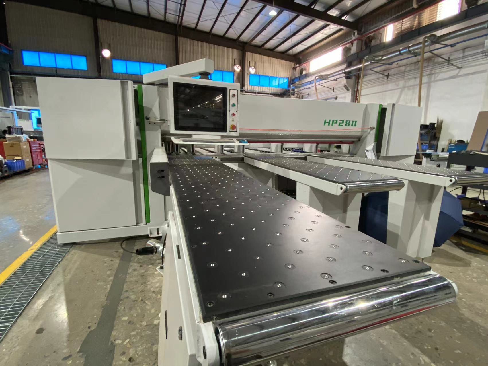 15kw Computer Panel Saw With 2800mm Bakelite Loading Chrome Table