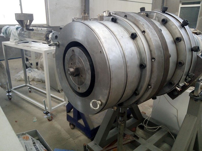 PE Pressure Pipe Pipe Making Machine , Larger Diameter PE Pipe Extrusion Line