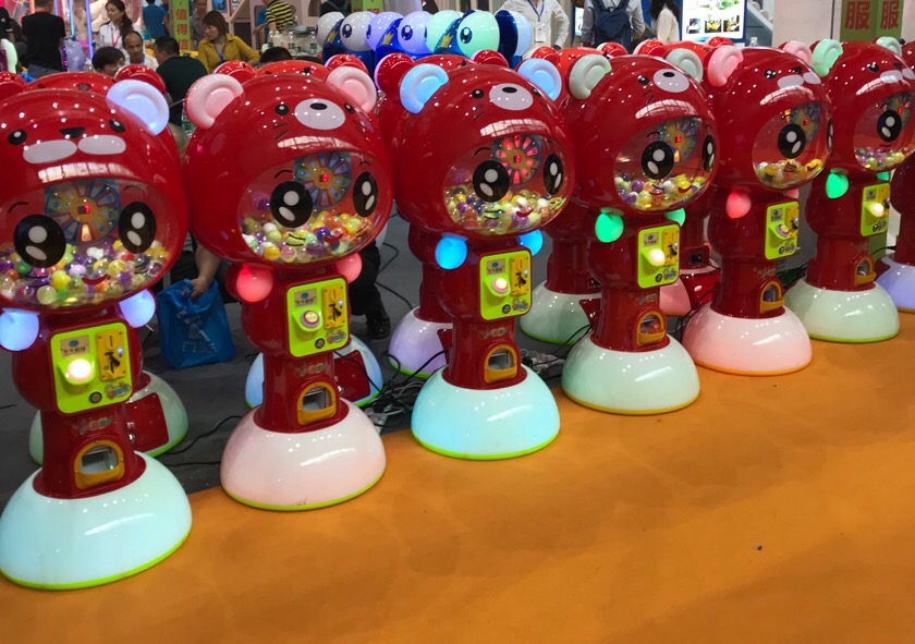 Dreamland coin operated plastic prize vending capsule toy game machine for entertainment center