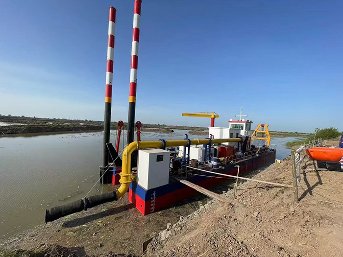 The design length of the mud dredging boat which with a red color is 20 meters