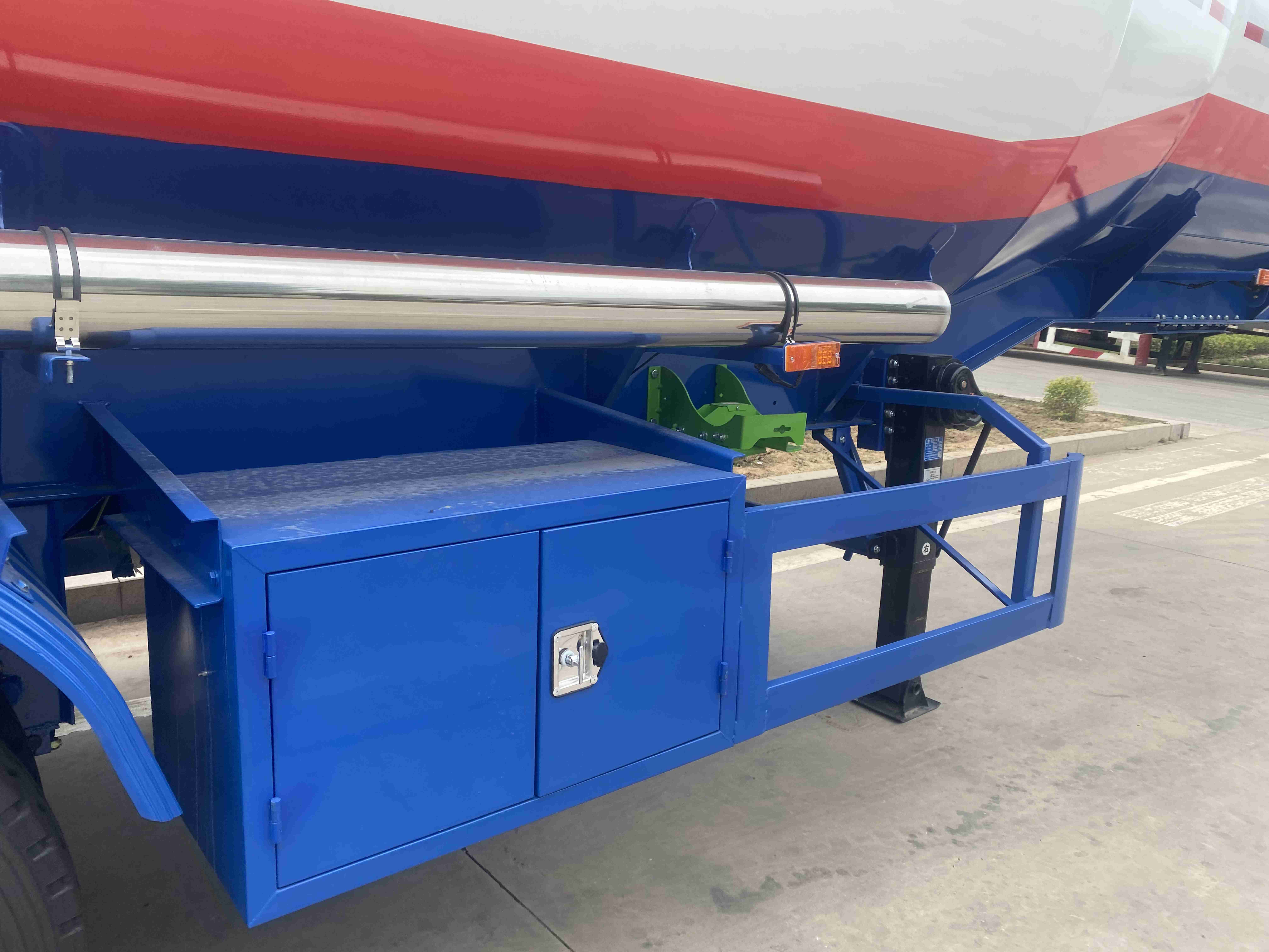 CIMC New Stainless Steel Fuel Tanker Truck Manual Transmission Diesel Engine 6x4 Drive Wheel for Oil and Water Storage