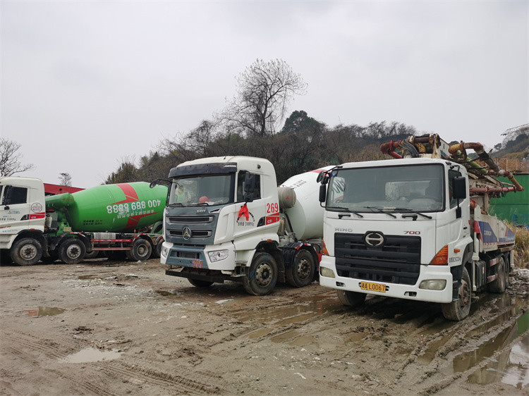 Automatic Hydraulic Used White Mixer Truck Good Condition